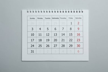 Açık gri arkaplanda kağıt takvimi, üst görünüm