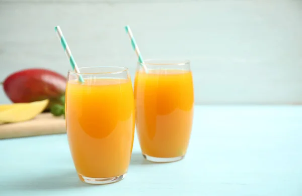 Verse Heerlijke Mango Drank Lichtblauwe Houten Tafel — Stockfoto