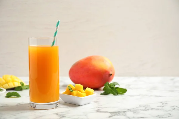 Bebida Fresca Deliciosa Mango Sobre Mesa Mármol Espacio Para Texto — Foto de Stock