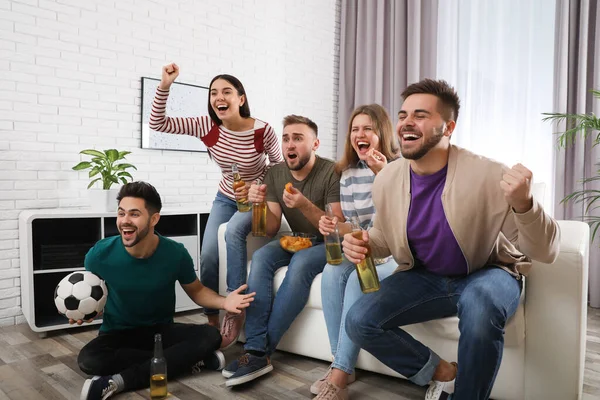 Grupp vänner tittar på fotboll hemma — Stockfoto
