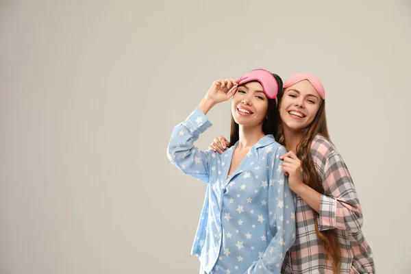 Mulheres Bonitas Pijama Fundo Bege Espaço Para Texto Hora Dormir — Fotografia de Stock