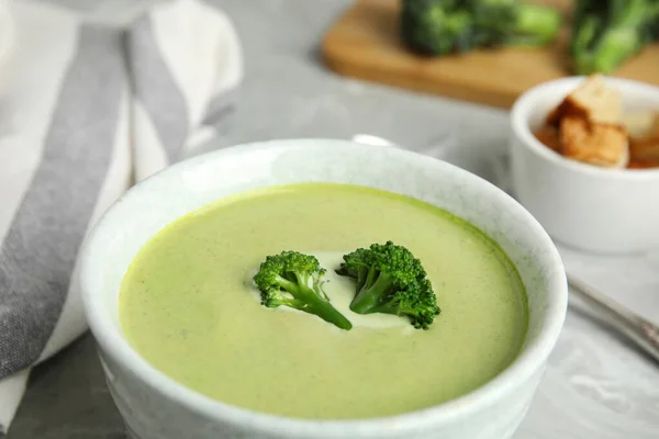 Schaal Van Heerlijke Broccoli Room Soep Tafel Close — Stockfoto