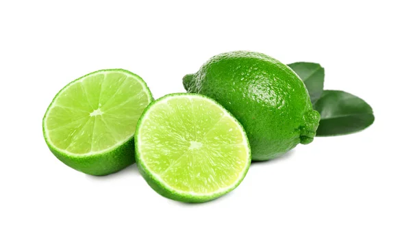 Limas verdes maduras frescas aisladas en blanco — Foto de Stock