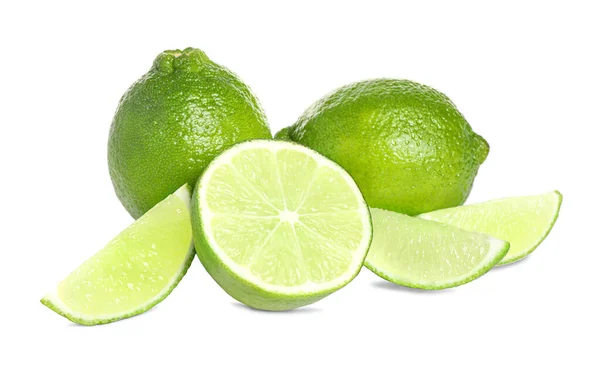 Świeże dojrzałe zielone limonki izolowane na białym — Zdjęcie stockowe