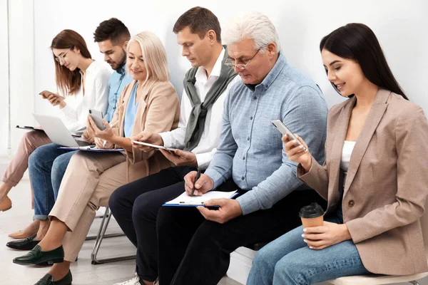 Personas Que Esperan Una Entrevista Trabajo Oficina — Foto de Stock