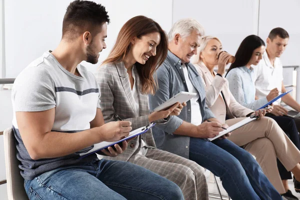 Personas Que Esperan Una Entrevista Trabajo Oficina — Foto de Stock