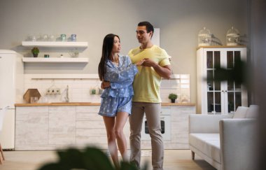 Evlerinde dans eden genç ve güzel bir çift.