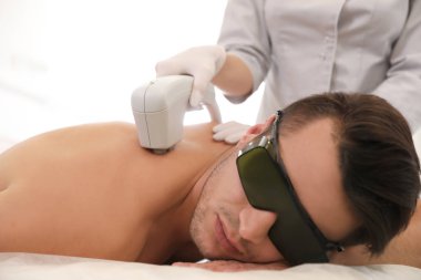 Güzellik Salonu lazer epilasyon yordamda geçiren genç adam