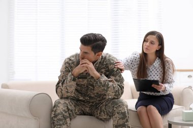 Psikoterapist, erkek ordu subayıyla birlikte çalışıyor.