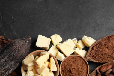 Siyah masanın üzerinde organik kakao yağı olan düz bir kompozisyon vardı. Metin için boşluk