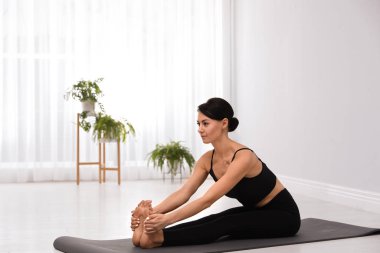 Profesyonel akrobat evde yoga yapıyor.