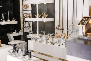Banyo aksesuarları mağazasında yeni musluklar. Toplam satış