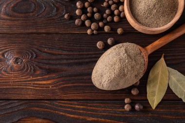 Tahta masada siyah biberli düz kompozisyon, metin için boşluk