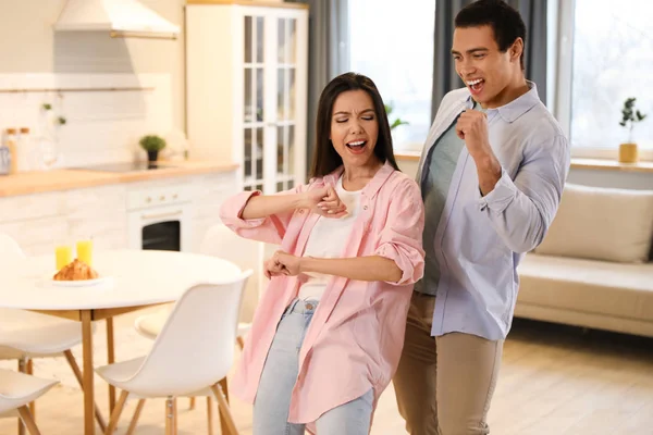 Preciosa joven interracial pareja bailando en casa — Foto de Stock