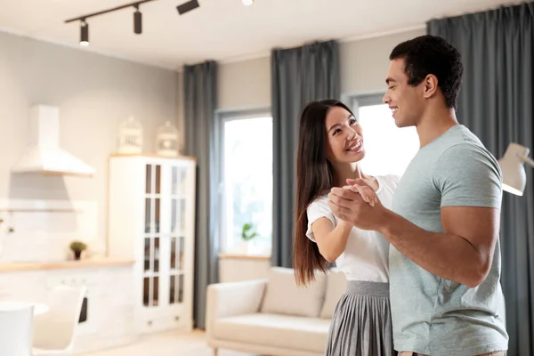 Schöne junge gemischtrassige Paare, die zu Hause tanzen. Raum für Text — Stockfoto