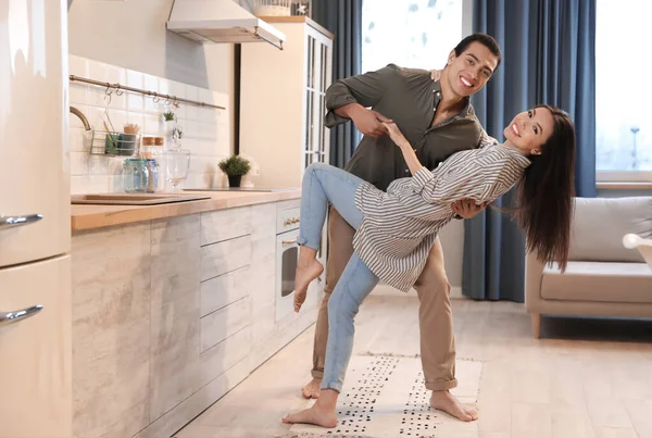 Schöne junge exotische Paar tanzen zu Hause — Stockfoto