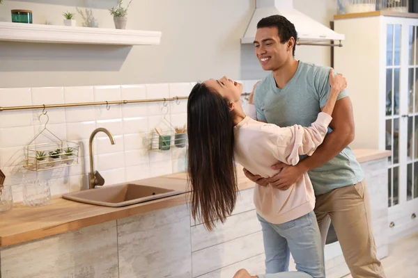 Härligt ungt rasblandat par som dansar hemma — Stockfoto