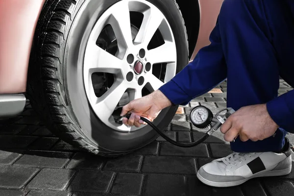 정비사 봉사를 하다가 타이어의 기압을 확인하는 클로즈업 — 스톡 사진