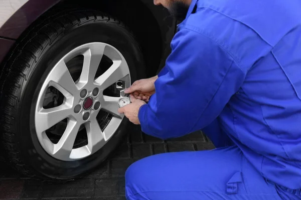 汽车维修 特写时机械地检查轮胎的气压 — 图库照片