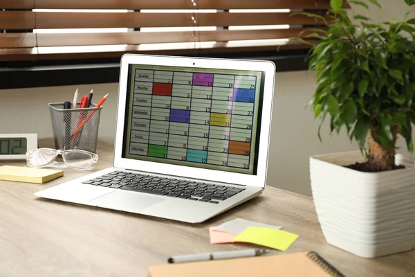 办公室里备有日历应用程序的现代笔记本电脑 — 图库照片