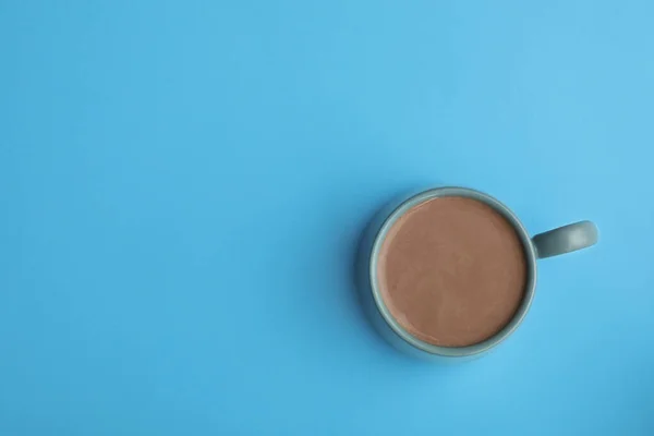 Deliciosa Bebida Cacao Taza Sobre Fondo Azul Claro Vista Superior — Foto de Stock