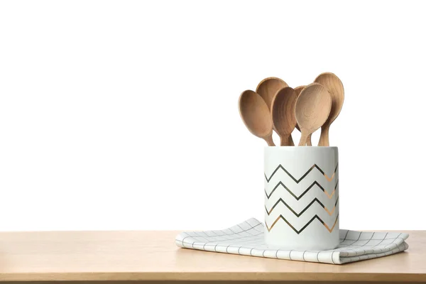Brett kjøkkenhåndkle og holder med skjeer på trebord. Spa – stockfoto