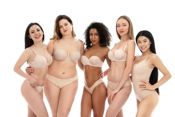 Beyaz Arka Planda Farklı Vücut Tipleri Olan Bir Grup Kadın — Stok fotoğraf
