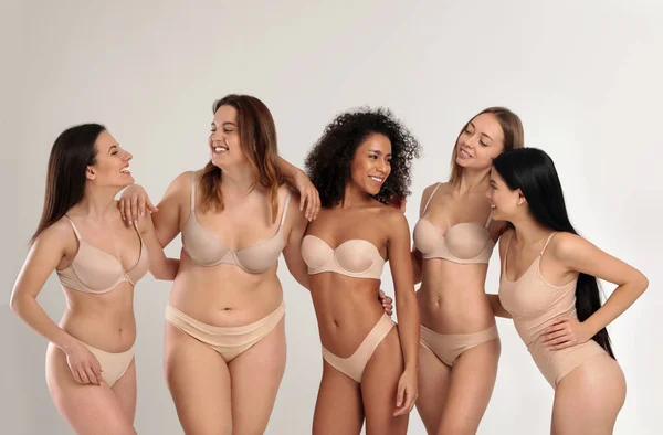 Grupa Kobiet Różnymi Rodzajami Ciała Bieliźnie Jasnym Tle — Zdjęcie stockowe