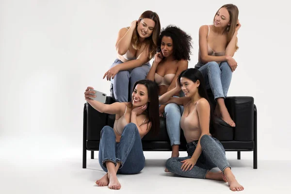 Grupo Mujeres Con Diferentes Tipos Cuerpo Jeans Ropa Interior Tomando — Foto de Stock