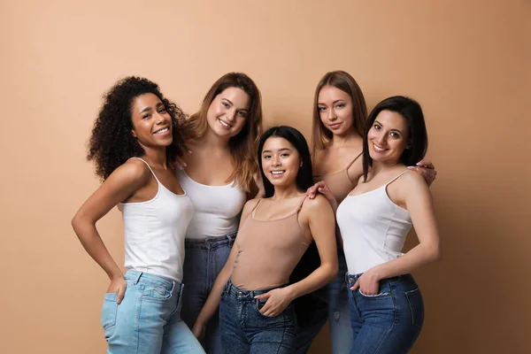 Grupo Mujeres Con Diferentes Tipos Cuerpo Sobre Fondo Beige — Foto de Stock