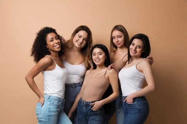 Grupo Mujeres Con Diferentes Tipos Cuerpo Sobre Fondo Beige —  Fotos de Stock