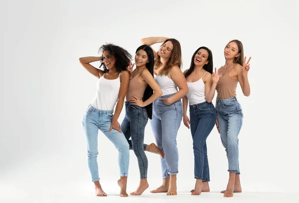 Grupo Mujeres Con Diferentes Tipos Cuerpo Sobre Fondo Claro — Foto de Stock