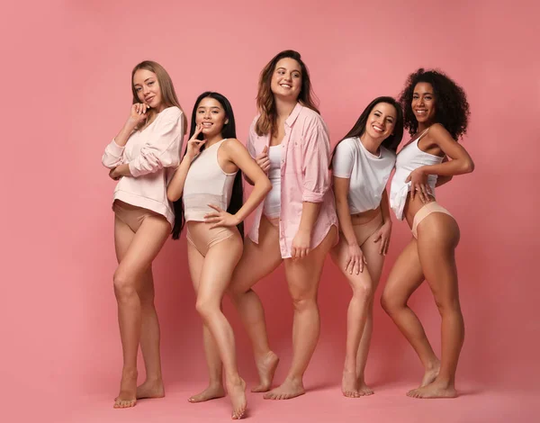 Група Жінок Різними Типами Тіла Нижній Білизні Рожевому Фоні — стокове фото