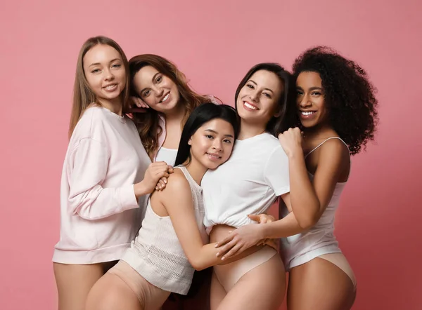 Група Жінок Різними Типами Тіла Нижній Білизні Рожевому Фоні — стокове фото