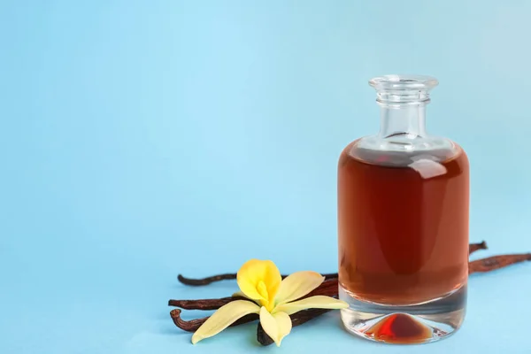 Aromatische Zelfgemaakte Vanille Extract Lichtblauwe Achtergrond Ruimte Voor Tekst — Stockfoto