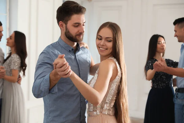 Adorável jovem casal dançando juntos na festa — Fotografia de Stock