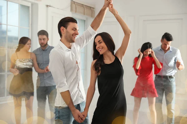 Preciosa pareja joven bailando juntos en la fiesta — Foto de Stock