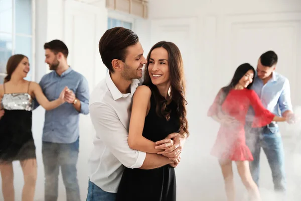 Charmant jeune couple dansant ensemble à la fête — Photo