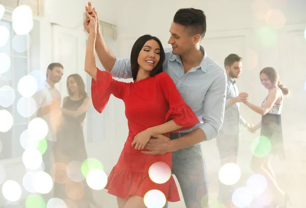 Adorável jovem casal dançando juntos na festa — Fotografia de Stock