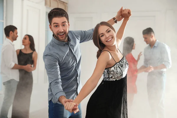 Adorável jovem casal dançando juntos na festa — Fotografia de Stock