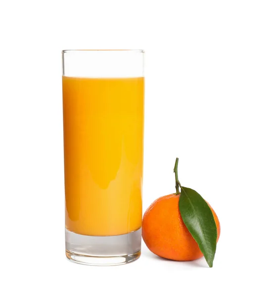 Свежий мандарин и стакан сока изолированы на белом — стоковое фото