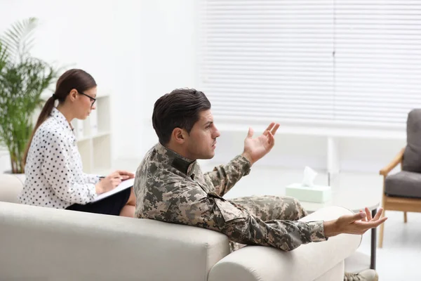 Psychotherapeut werkt samen met mannelijke militaire officier in functie — Stockfoto
