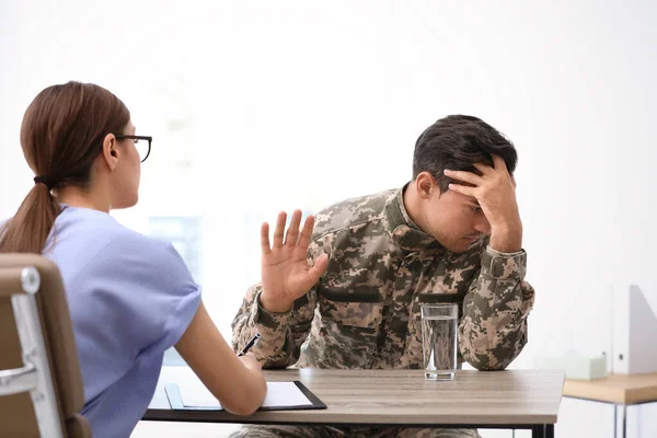 Psicoterapeuta trabajando con oficial militar masculino en el cargo — Foto de Stock