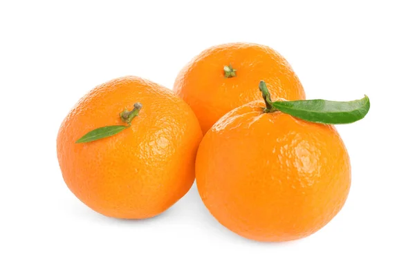 Frescas mandarinas jugosas maduras aisladas en blanco — Foto de Stock