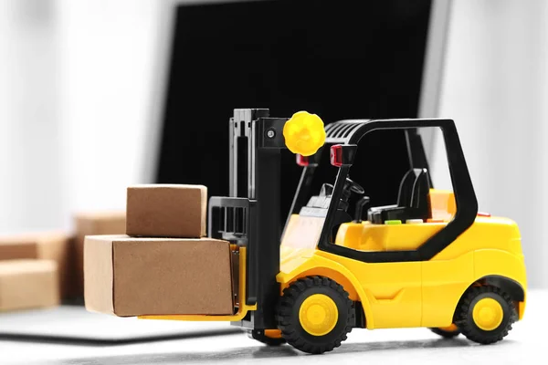 Toy Forklift Dengan Kotak Dekat Laptop Atas Meja Logistik Dan — Stok Foto