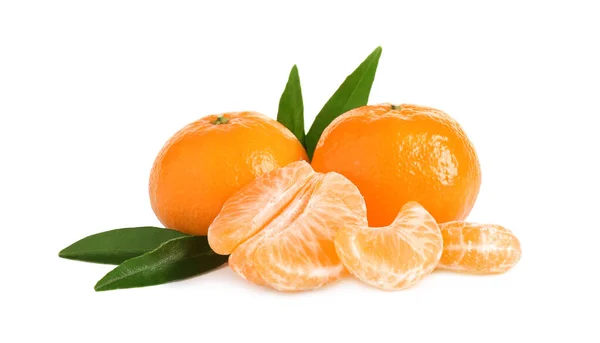 Tangerinas suculentas maduras frescas isoladas em branco — Fotografia de Stock