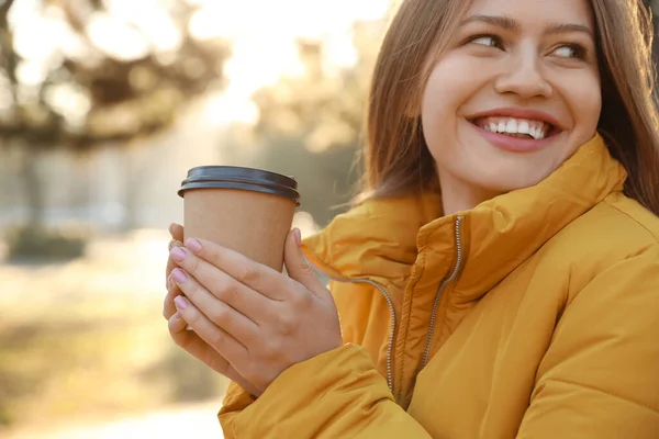 Mujer joven con taza de café en la mañana al aire libre — Foto de Stock