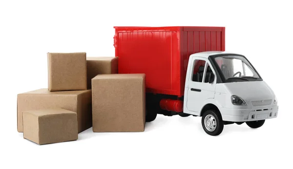 Spielzeug-LKW mit Kisten isoliert auf weiß. Logistik und Großhandel — Stockfoto