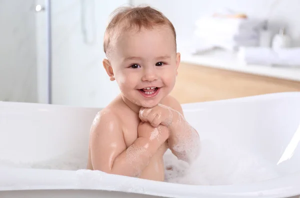 Carino Piccolo Bambino Nella Vasca Bagno Casa — Foto Stock