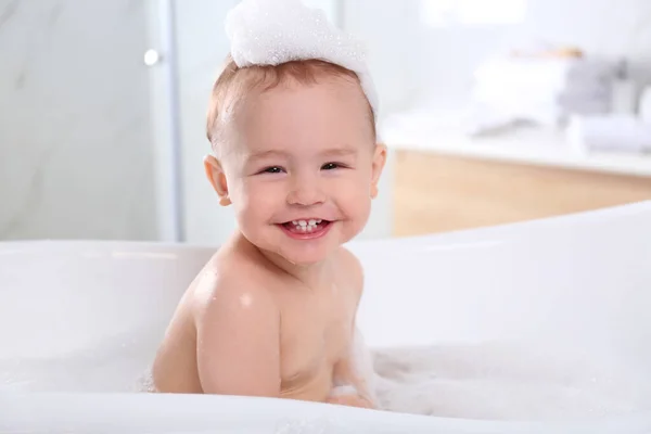 Niedliches Kleines Baby Der Badewanne Hause — Stockfoto